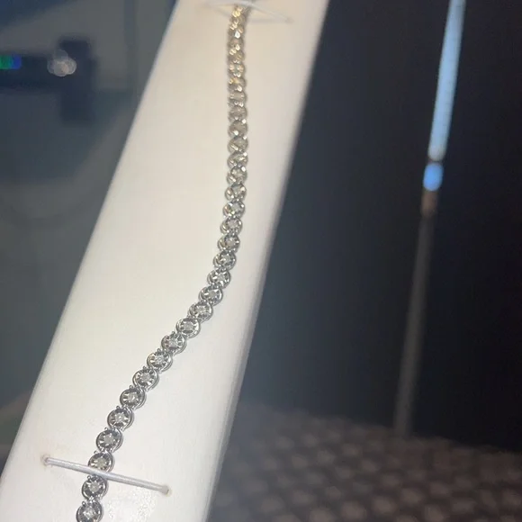 BRAND NEW 1 ct. DIAMOND TENNIS BRACELET WITH WHITE GOLD SETTING!!! - Picture 3 of 5